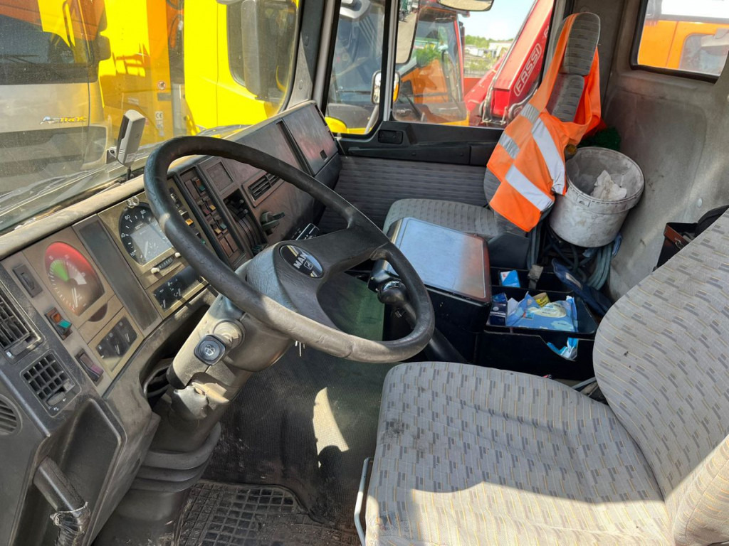 Hook lift truck MAN MAN F2000 Abrollkipper mit Kran 27.342 6x4
