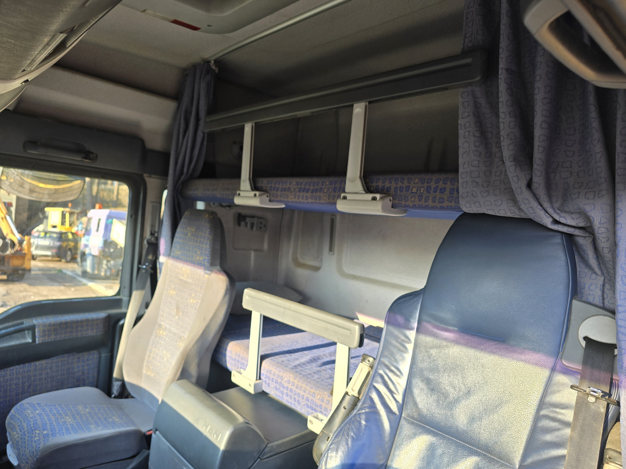 Hook lift truck MAN TGA 26.413