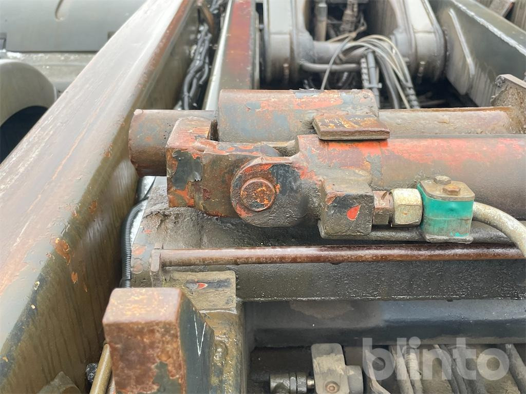 Hook lift truck MAN TGA 26.430 (2007)