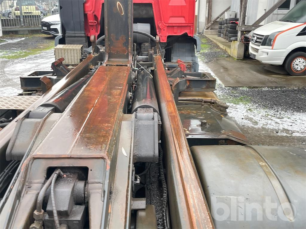 Hook lift truck MAN TGA 26.430 (2007)