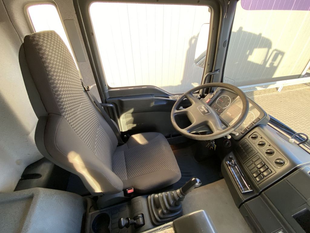 Hook lift truck MAN TGA 33.390 6x6 BB