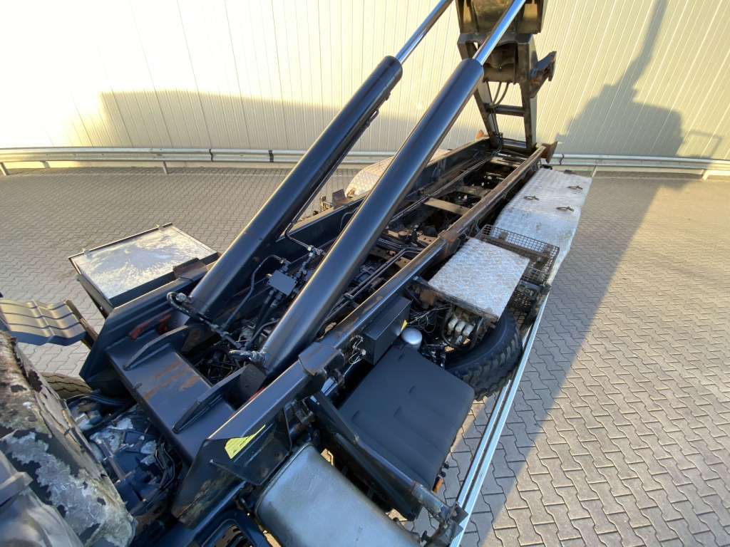 Hook lift truck MAN TGA 33.390 6x6 BB