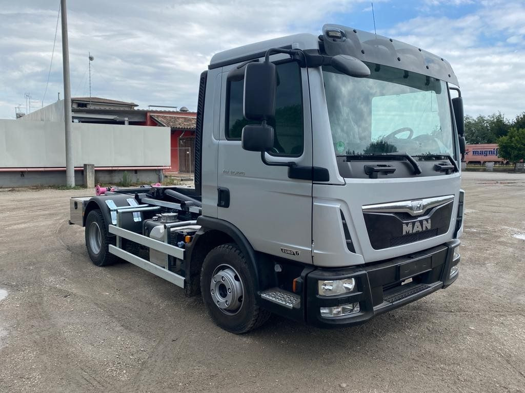 Hook lift truck MAN TGM 12.220