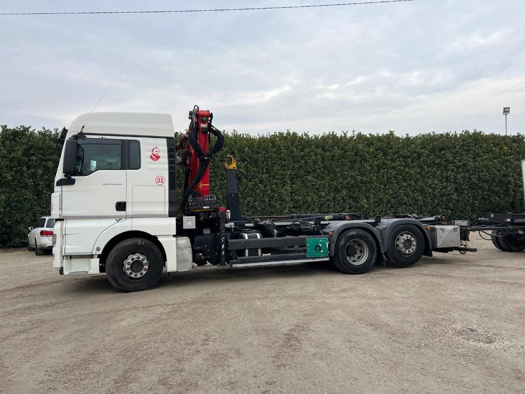 Hook lift truck MAN TGX 26.480 SCARRABILE CON GRU