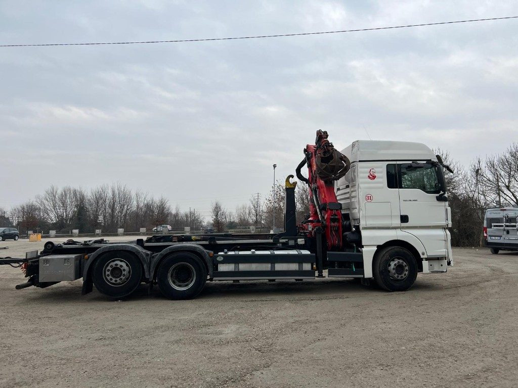 Hook lift truck MAN TGX 26.480 SCARRABILE CON GRU