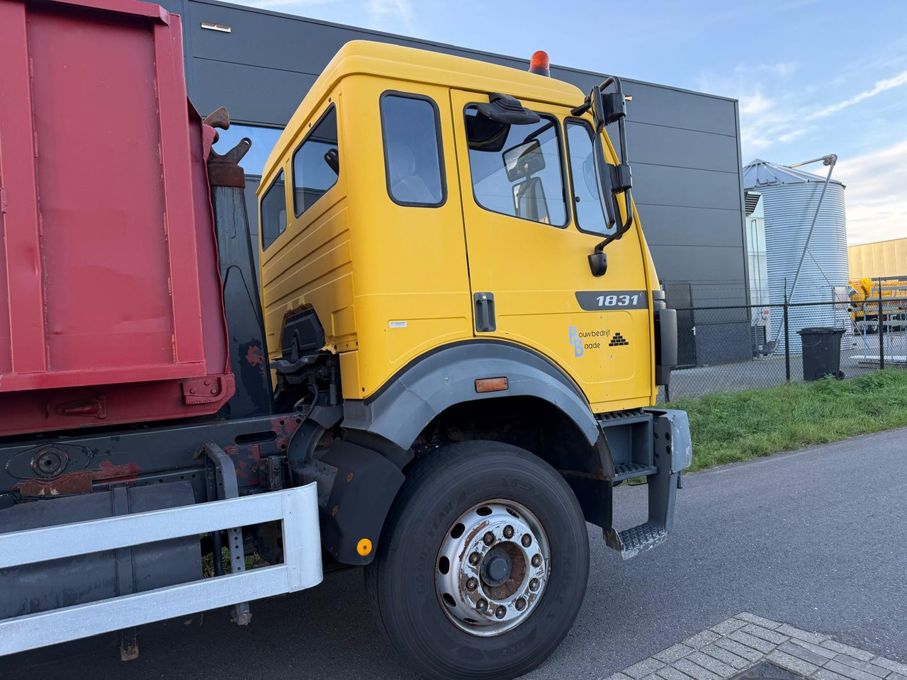 Hook lift truck MERCEDES-BENZ SK 1831