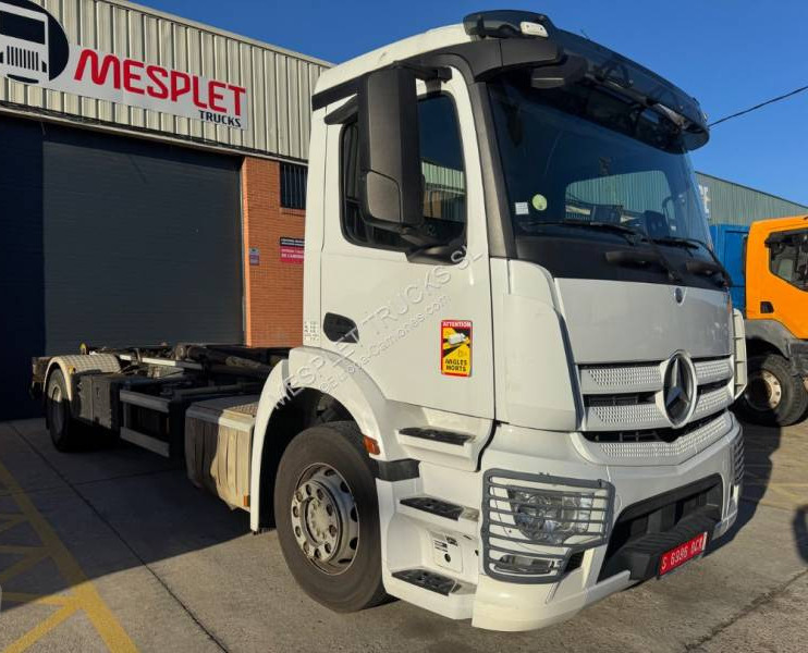 Hook lift truck Mercedes Antos 1843