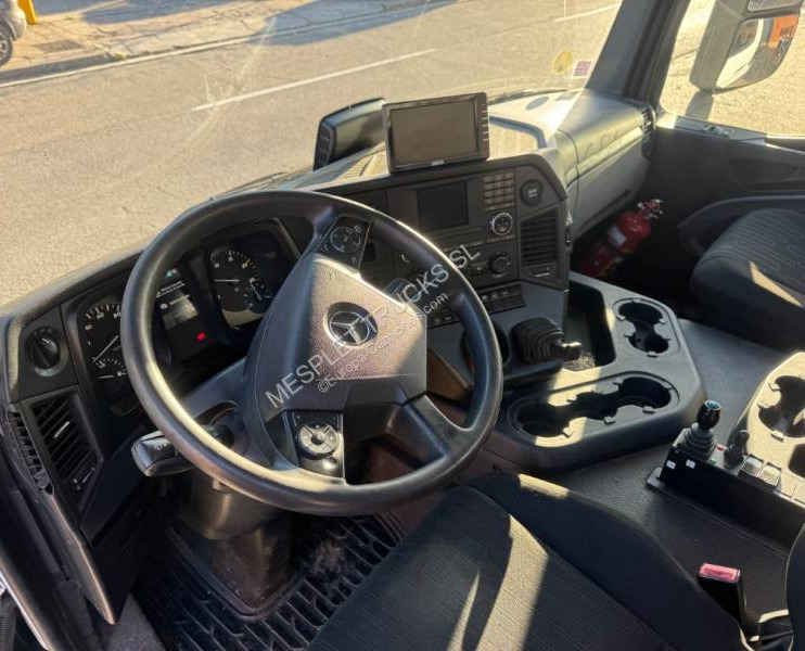 Hook lift truck Mercedes Antos 1843
