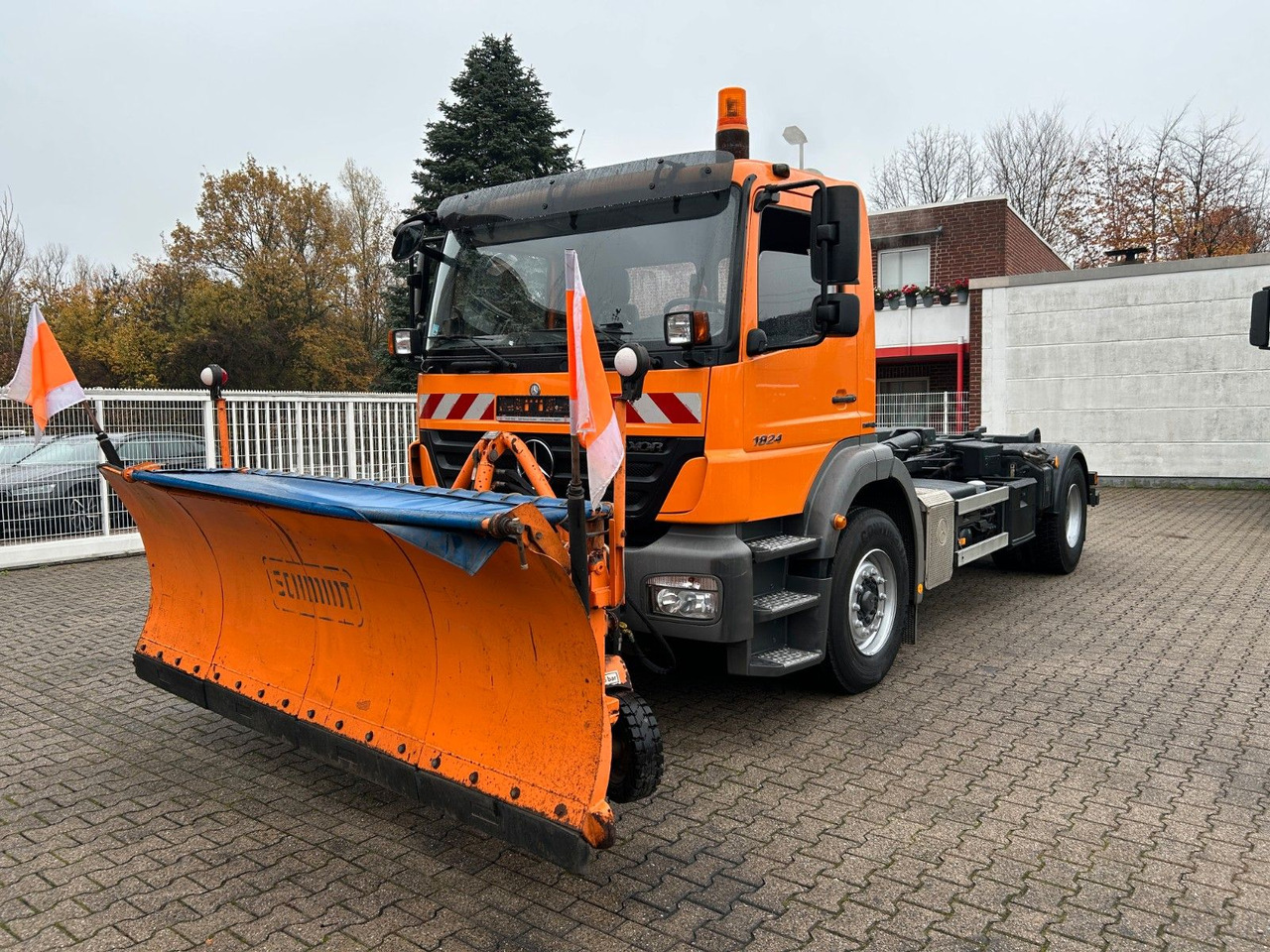 Hook lift truck Mercedes-Benz 1824 Axor Abroller mit Schneeschild und Streuer
