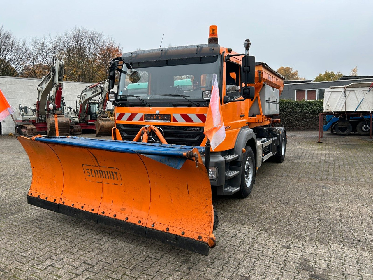 Hook lift truck Mercedes-Benz 1824 Axor Abroller mit Schneeschild und Streuer