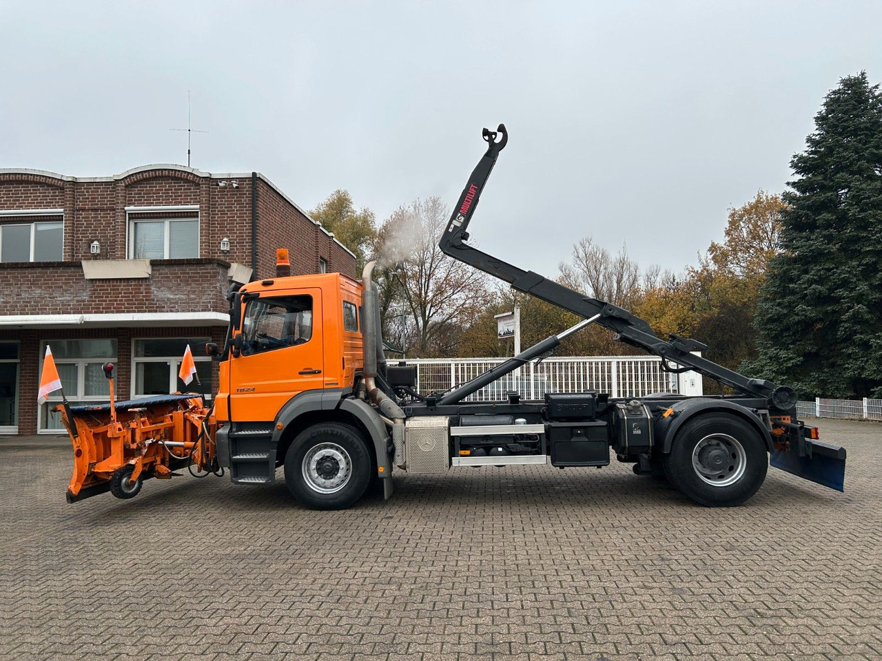Hook lift truck Mercedes-Benz 1824 Axor Abroller mit Schneeschild und Streuer