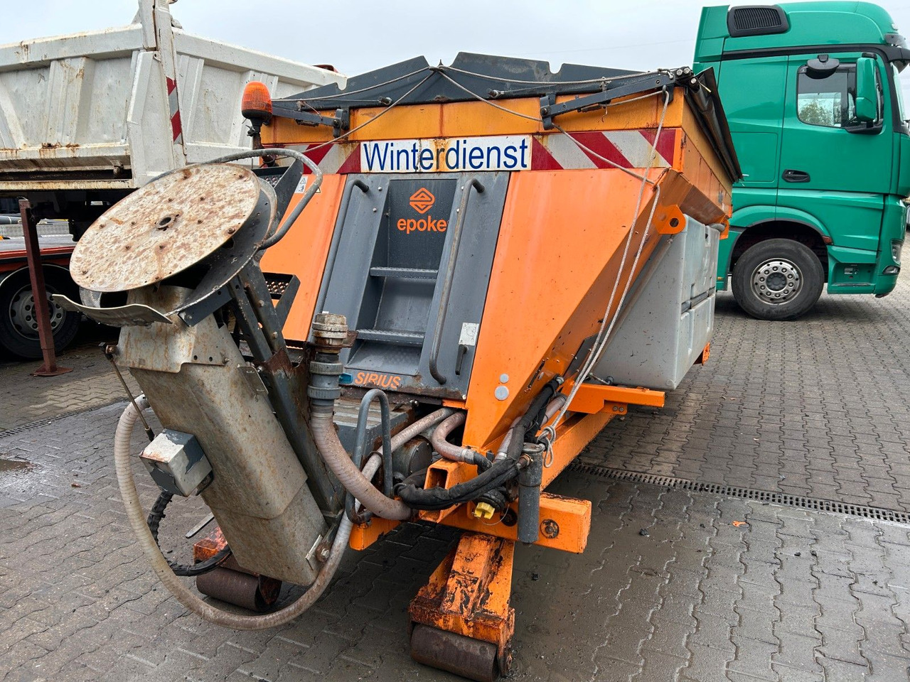 Hook lift truck Mercedes-Benz 1824 Axor Abroller mit Schneeschild und Streuer