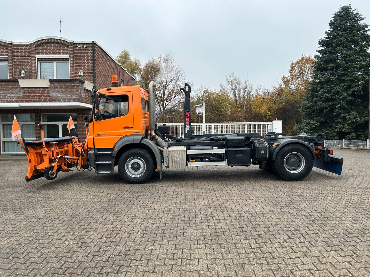 Hook lift truck Mercedes-Benz 1824 Axor Abroller mit Schneeschild und Streuer