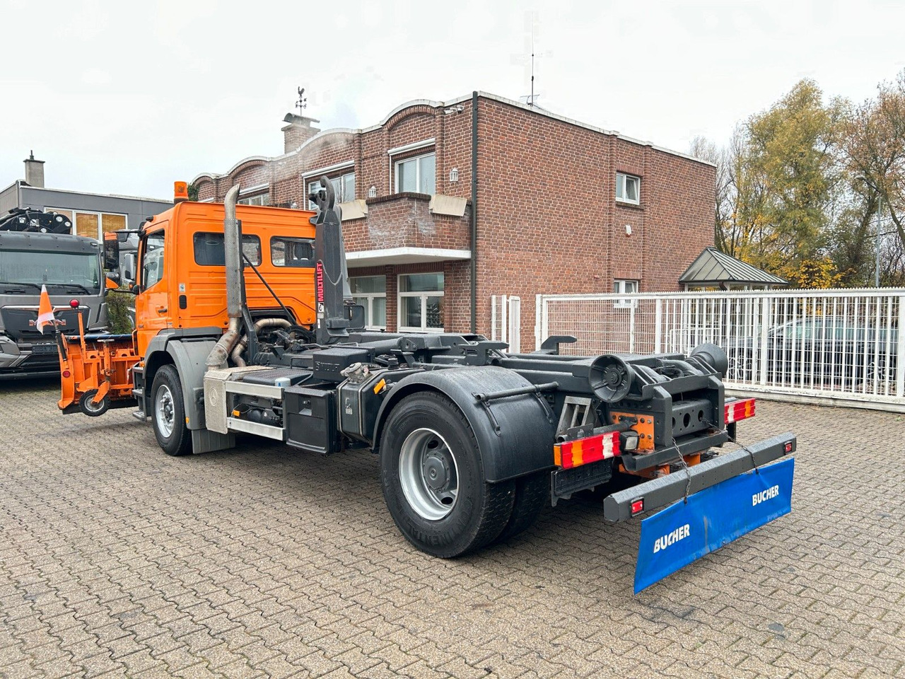 Hook lift truck Mercedes-Benz 1824 Axor Abroller mit Schneeschild und Streuer