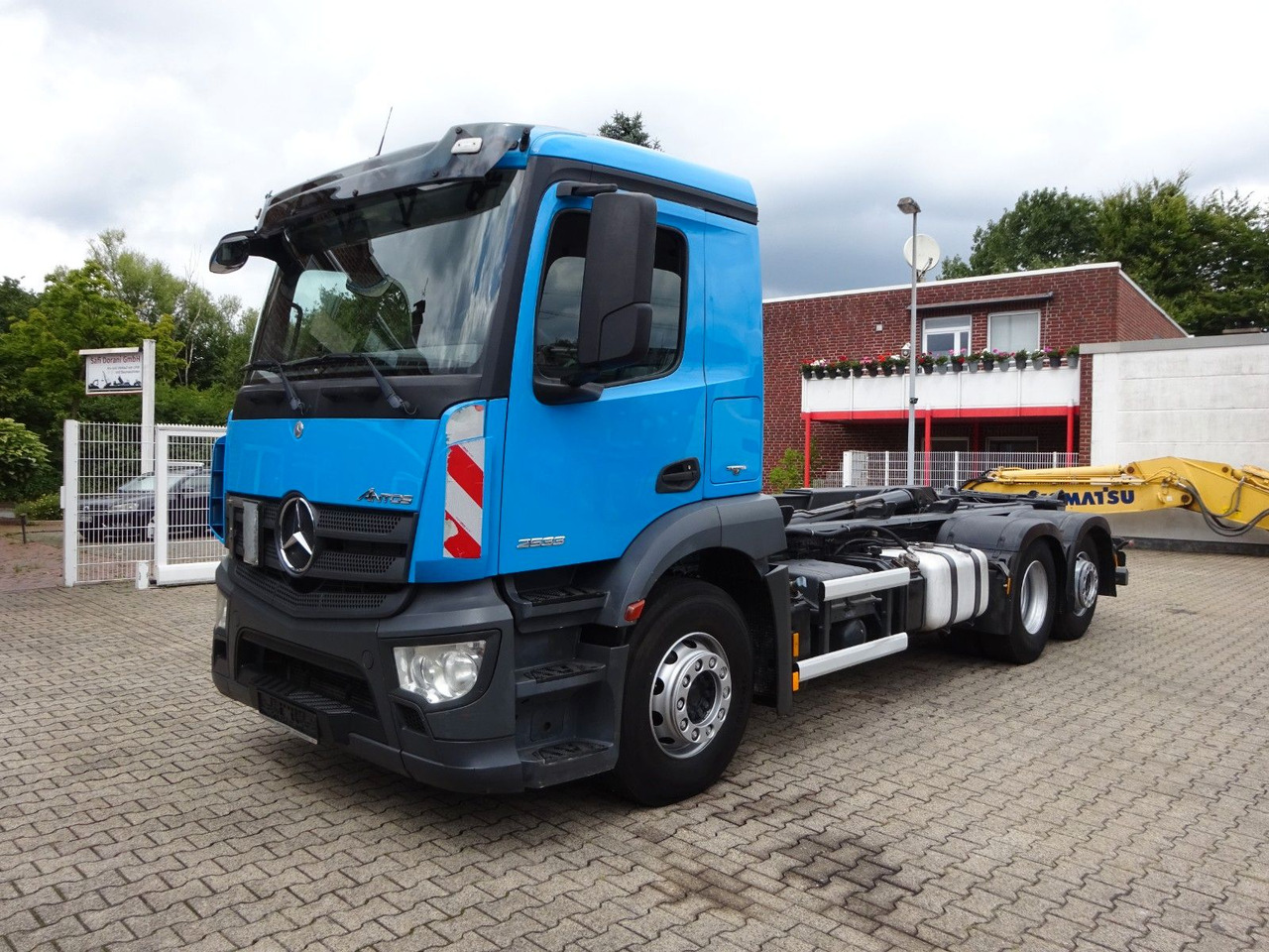 Hook lift truck Mercedes-Benz 2533 Antos MULTILIFT Abroller 6x2