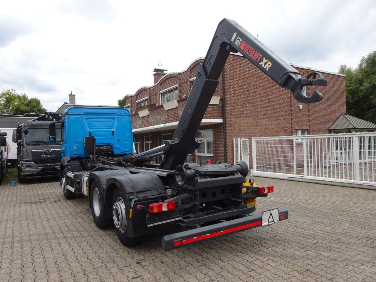 Hook lift truck Mercedes-Benz 2533 Antos MULTILIFT Abroller 6x2
