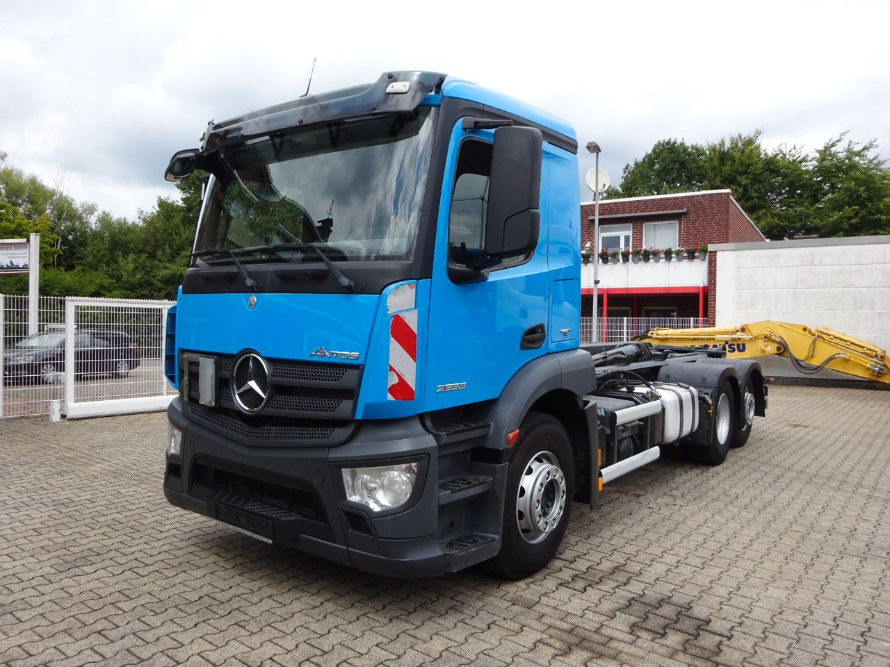 Hook lift truck Mercedes-Benz 2533 Antos MULTILIFT Abroller 6x2