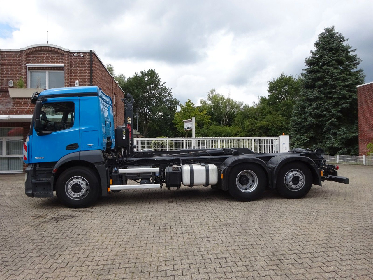 Hook lift truck Mercedes-Benz 2533 Antos MULTILIFT Abroller 6x2