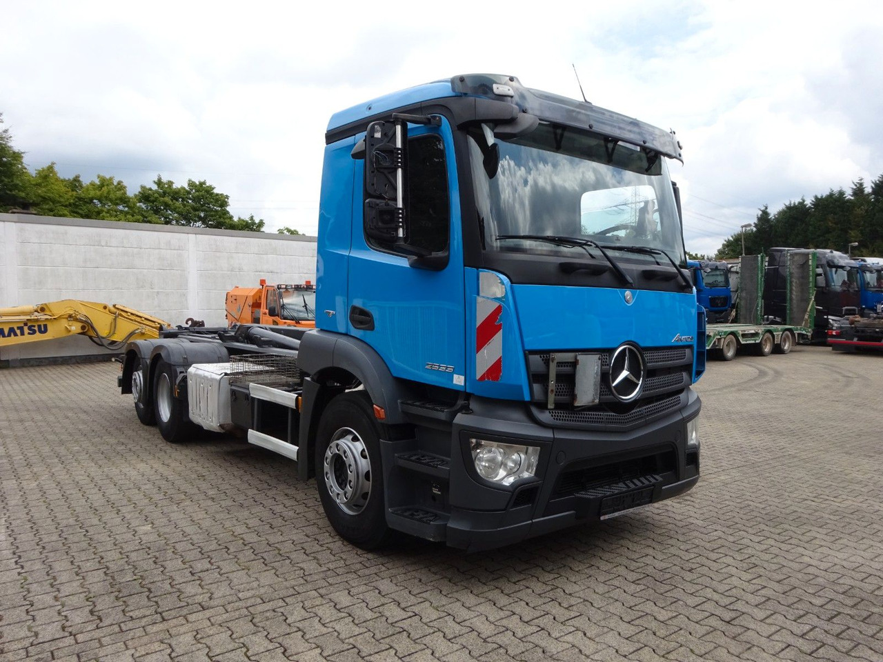 Hook lift truck Mercedes-Benz 2533 Antos MULTILIFT Abroller 6x2