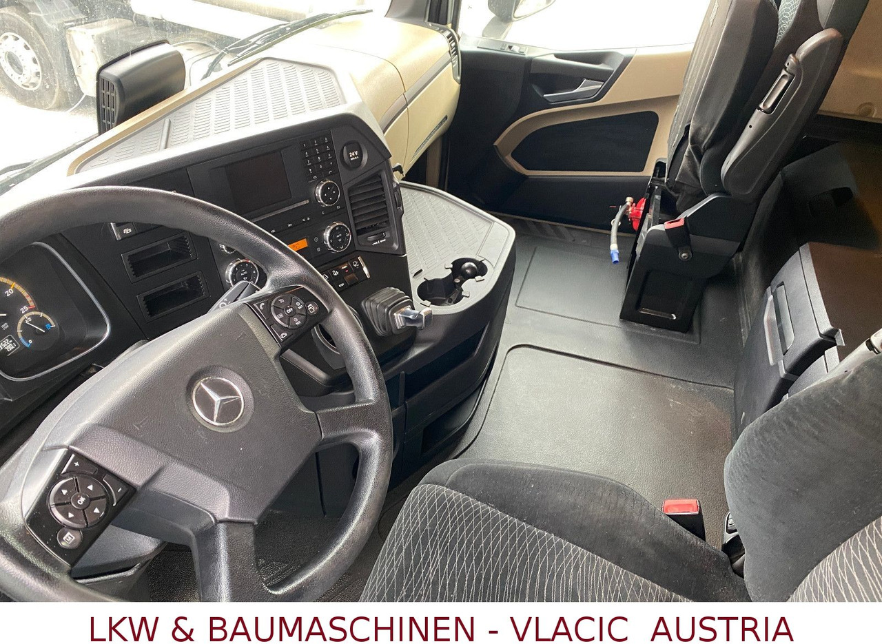 Hook lift truck Mercedes-Benz 2563