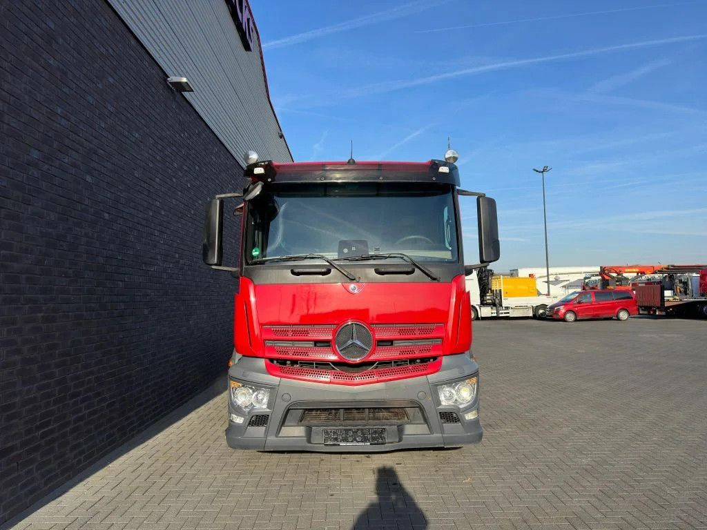 Hook lift truck Mercedes-Benz Antos 3543 8X2 TRIPLE + PALFINGER P24_02 HAAKARM