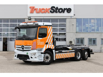 Hook lift truck Mercedes-Benz eActros 300 L
