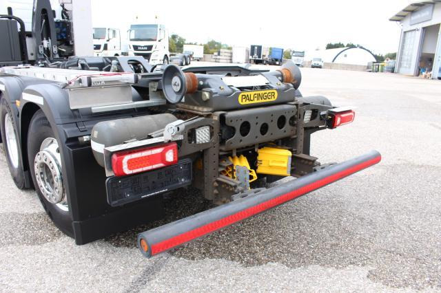 Hook lift truck Mercedes-Benz eActros 300 L