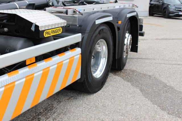 Hook lift truck Mercedes-Benz eActros 300 L