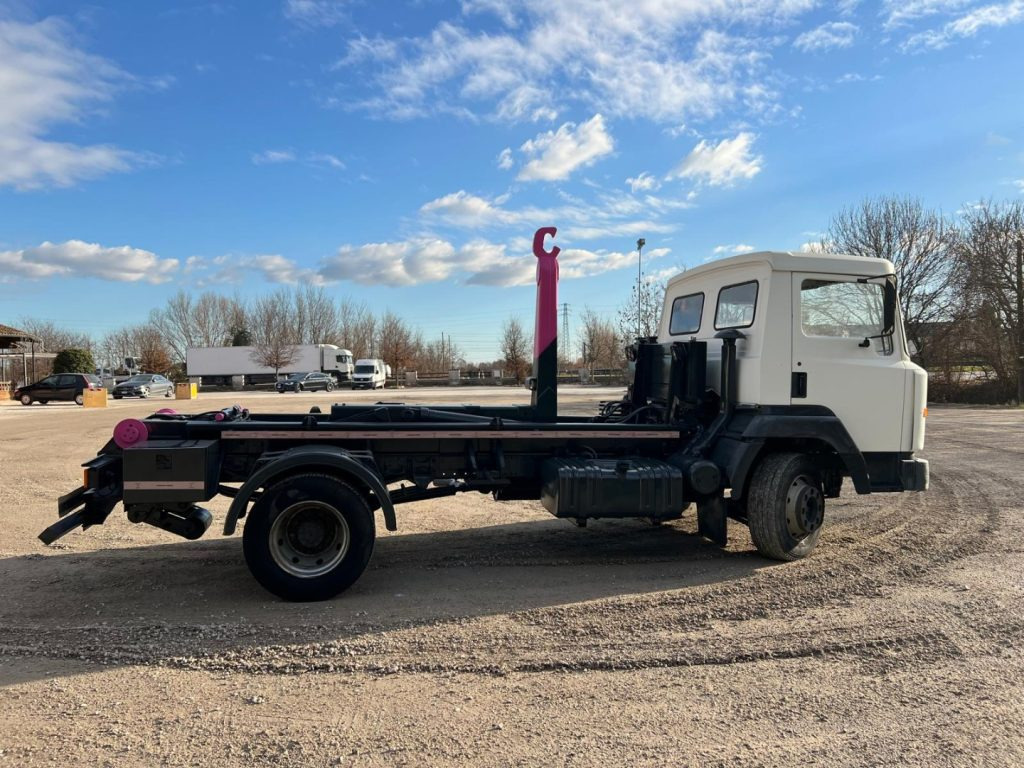 Hook lift truck NISSAN 130/115 SCARRABILE