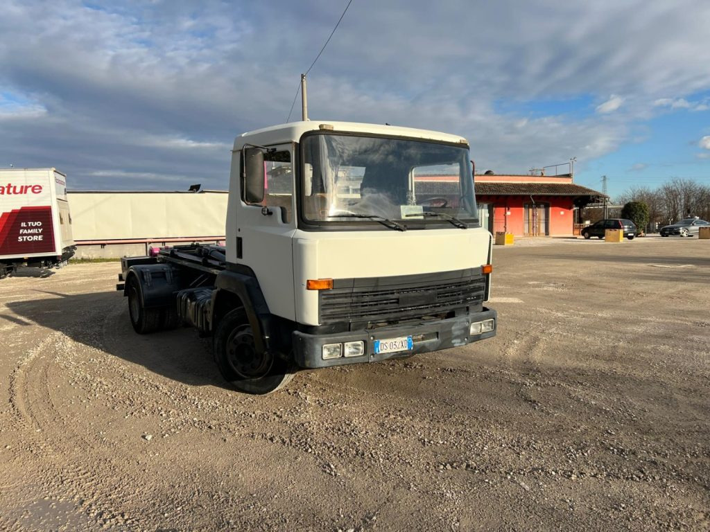 Hook lift truck NISSAN 130/115 SCARRABILE
