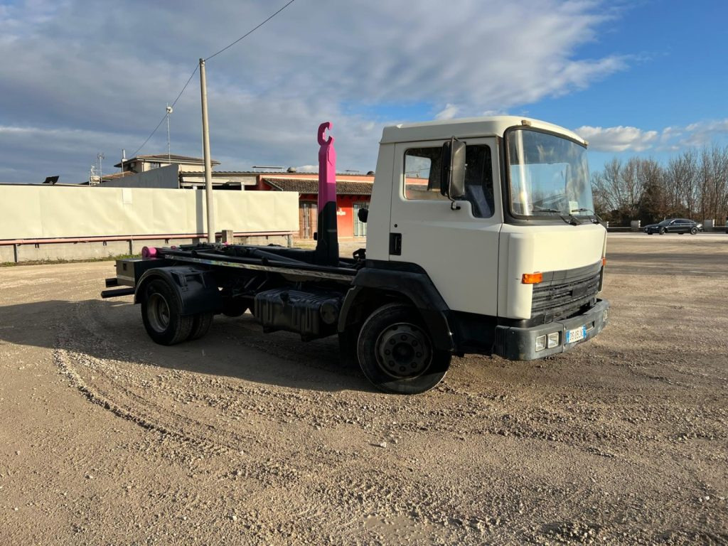 Hook lift truck NISSAN 130/115 SCARRABILE