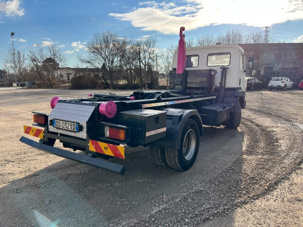 Hook lift truck NISSAN 130/115 SCARRABILE