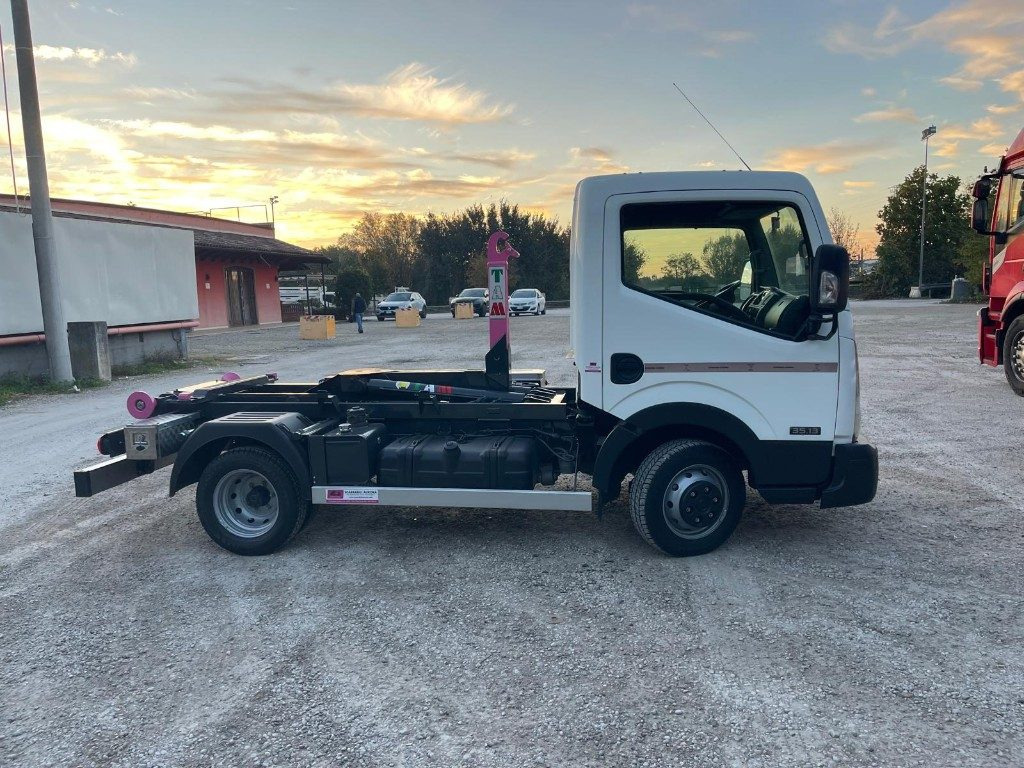 Hook lift truck NISSAN NT400 SCARRABILE PATENTE B