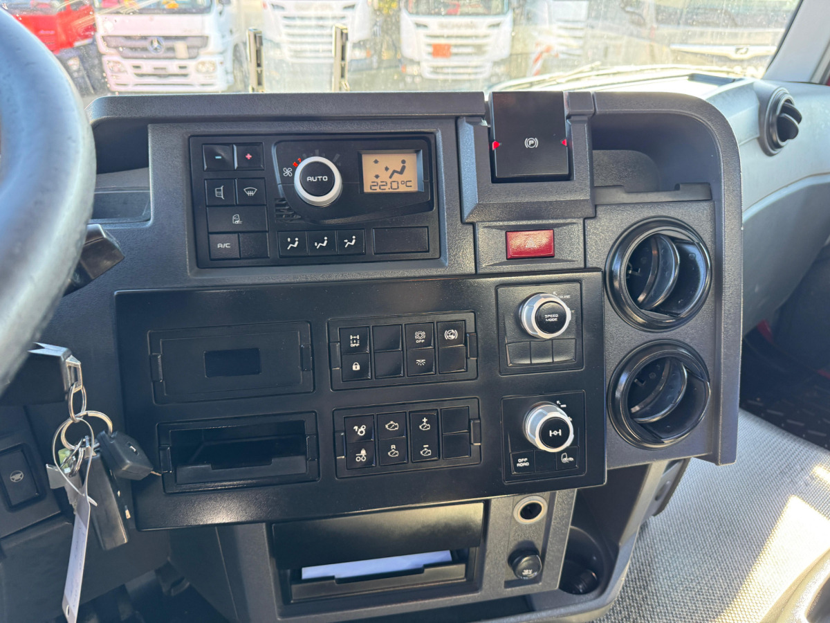 Hook lift truck RENAULT C520 10x4 Abschiebemulde (no tipper)