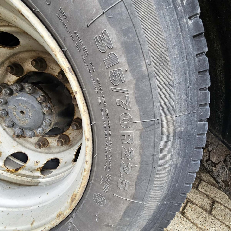 Hook lift truck Renault D 26 Wide