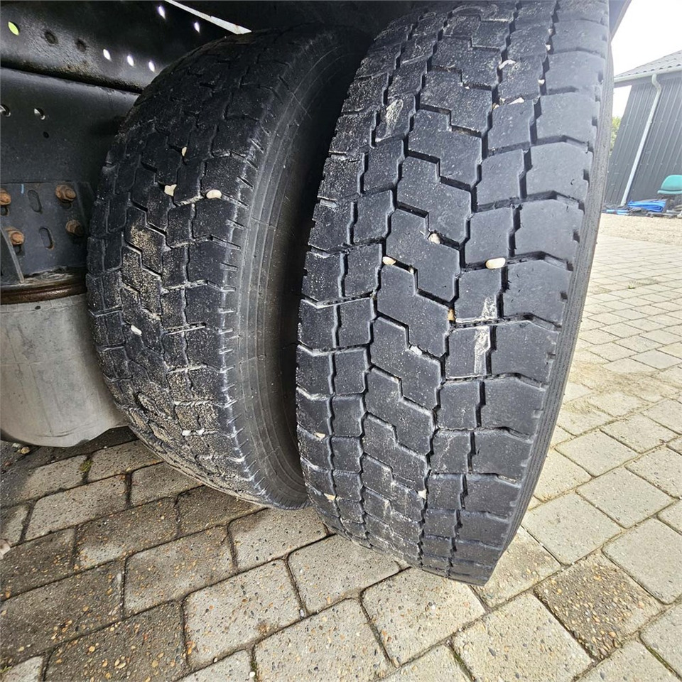 Hook lift truck Renault D 26 Wide