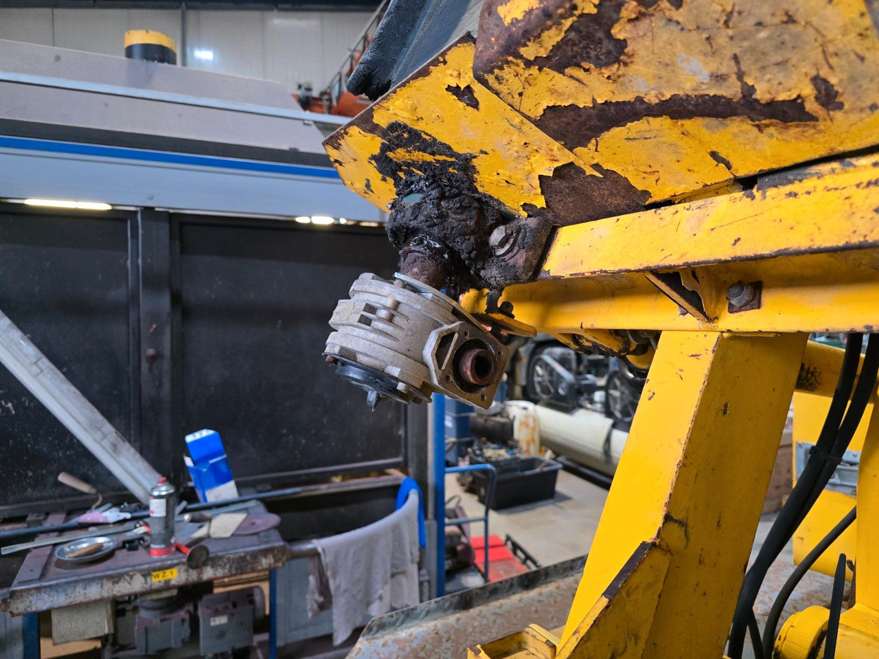 Hook lift truck Rubble Master RM 60 Backenbrecher Brecher