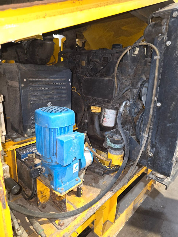 Hook lift truck Rubble Master RM 60 Backenbrecher Brecher