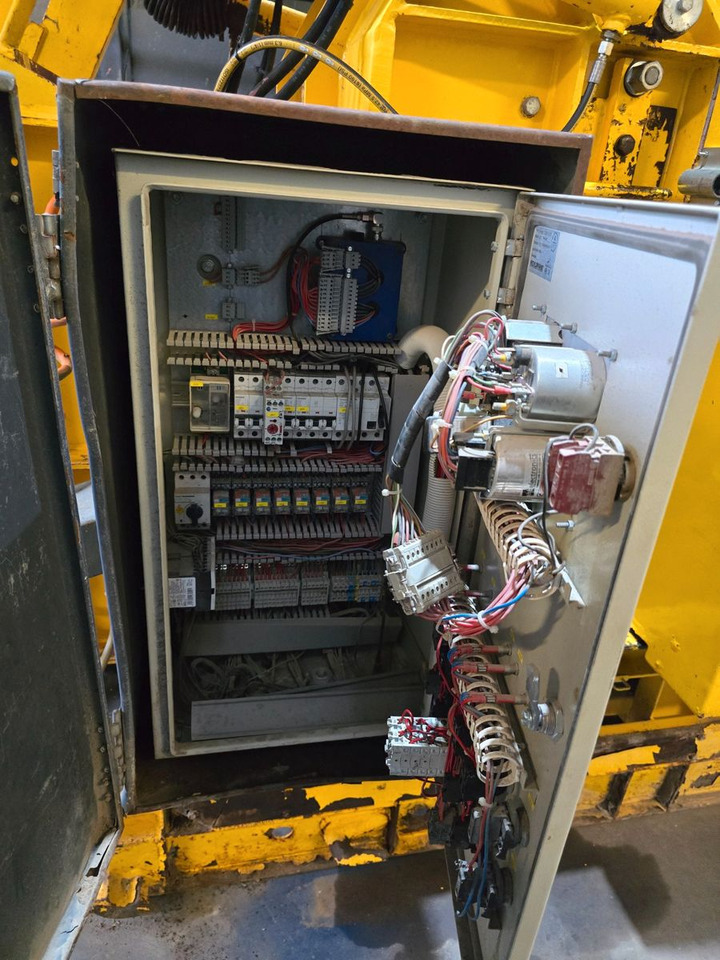 Hook lift truck Rubble Master RM 60 Backenbrecher Brecher