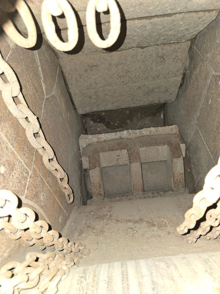 Hook lift truck Rubble Master RM 60 Backenbrecher Brecher