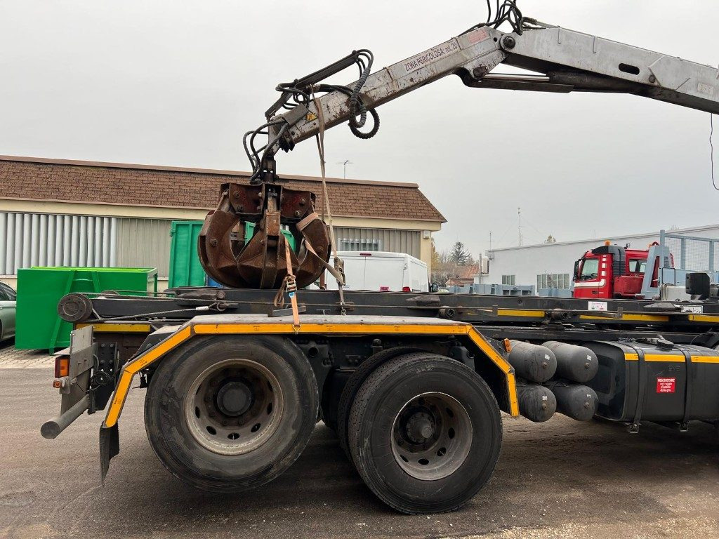 Hook lift truck SCANIA 124GB 420 SCARRABILE CON GRU