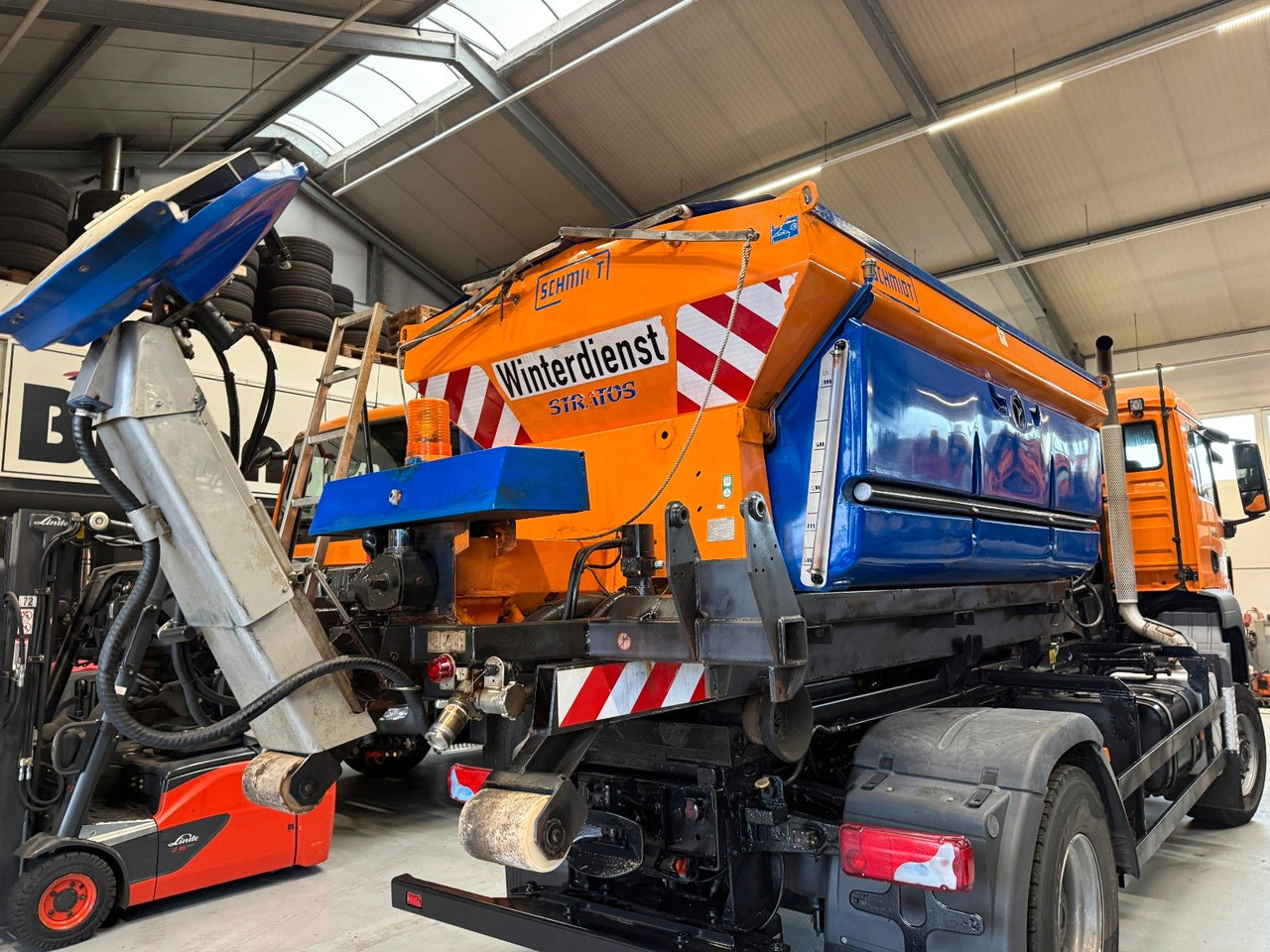 Hook lift truck Schmidt Salzstreuer S50-36 Winterdienst Abroller
