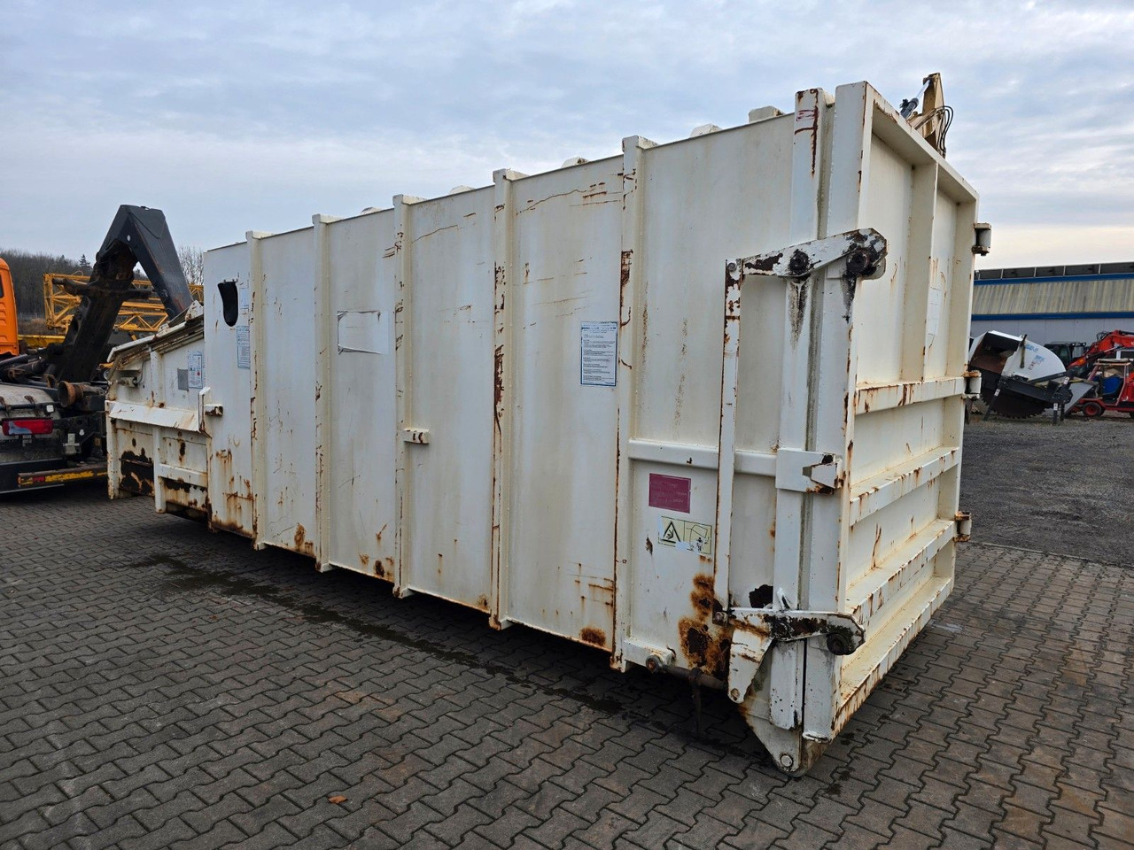Hook lift truck Tollense Presscontainer Presse Abrollcontainer