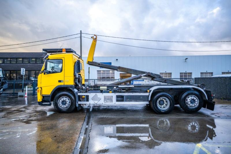 Hook lift truck Volvo FM400-6x2-E5 + VDL 20 T.