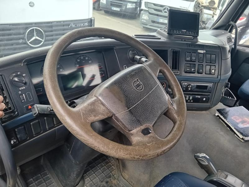 Hook lift truck Volvo FM 400