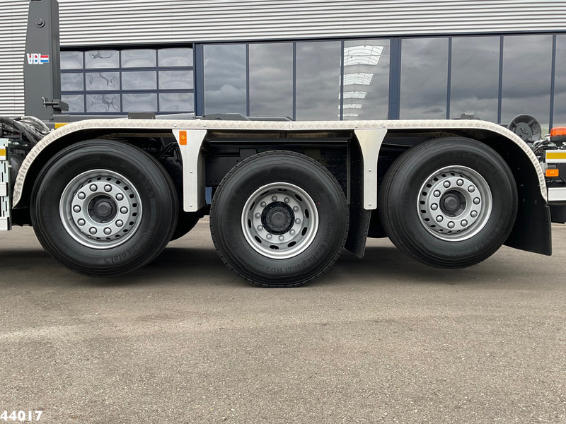 Hook lift truck Volvo FM 420 8x2 Hiab 25 Tonmeter laadkraan