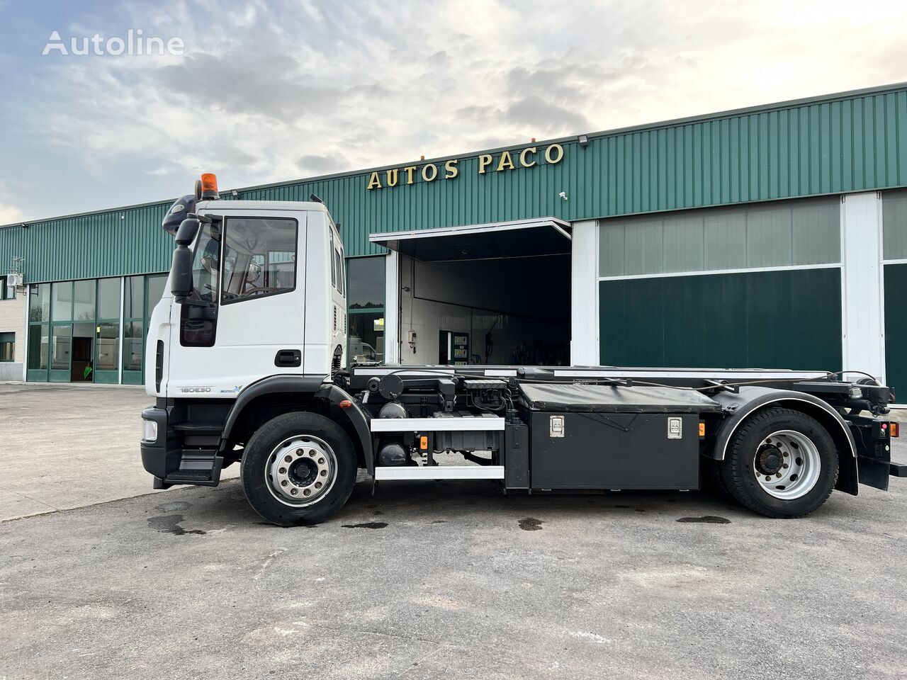 Container transporter/ Swap body truck IVECO 180E300: picture 5