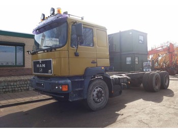 Cab chassis truck MAN 33.403: picture 1