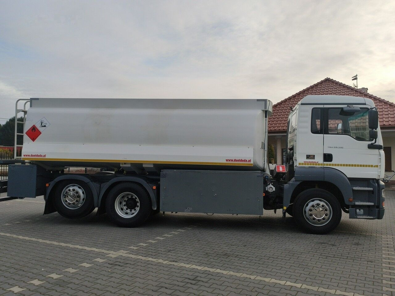 Tank truck for transportation of fuel MAN TGA 26.310: picture 15