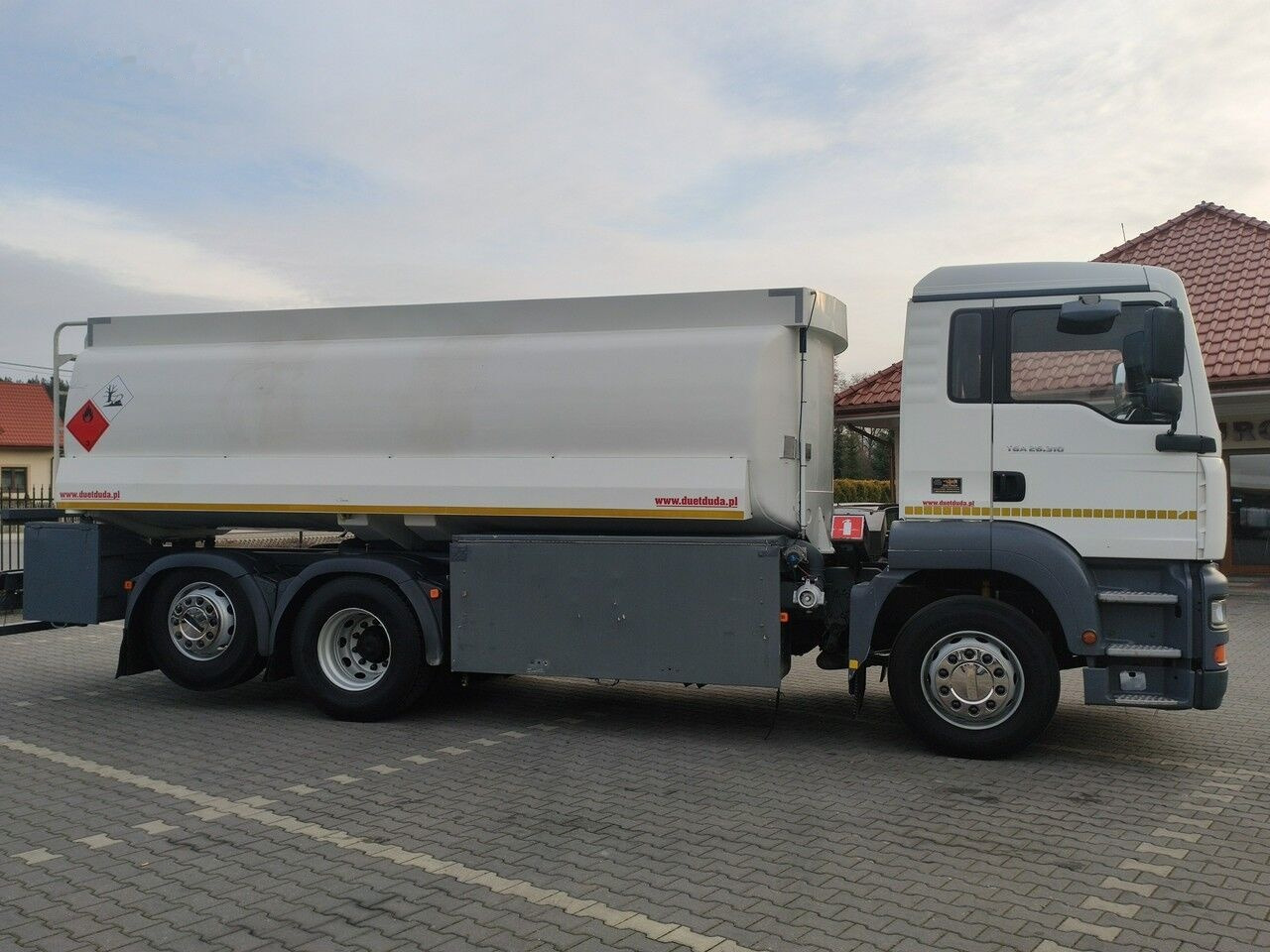 Tank truck for transportation of fuel MAN TGA 26.310: picture 8